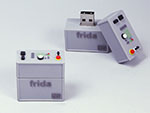 Frida TD Maschine Kontrolleinheit mit Knöpfen und Schaltern als USB-Stick