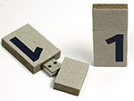 One USB-Stick aus Karton mit Logo