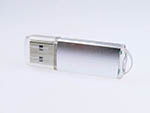 Kleiner silberner USB-Stick mit matter Metall Oberfläche