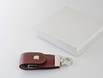 Leder USB-Stick mit Logo in Lederprägung als Werbegeschenk mit Geschenkbox