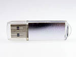 Seitenansicht eines kleinen silbernen Metall USB-Sticks