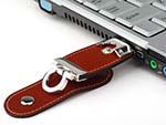 USB-Stick aus Leder mit Logo in Lederprägung als Businesspresent