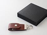 USB-Stick aus Leder mit Logo in Lederprägung als Werbegeschenk mit Geschenkverpackung