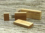 Eckiger Holz USB Stick schlicht  mit Logo in hellbraun buche hell