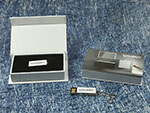 Kleiner Mini USB-Stick als Werbeartikel mit Verpackung Box mit Banderole