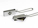Mini USB-Sticks aus Metall mit geschwärzeter Gravur