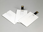 Visitenkarte mit USB-Stick in eingeklapppt aufgestellt und ausgeklappt