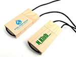 viva con agua Holz USB-Stick an Schnur mit farbigem Aufdruck